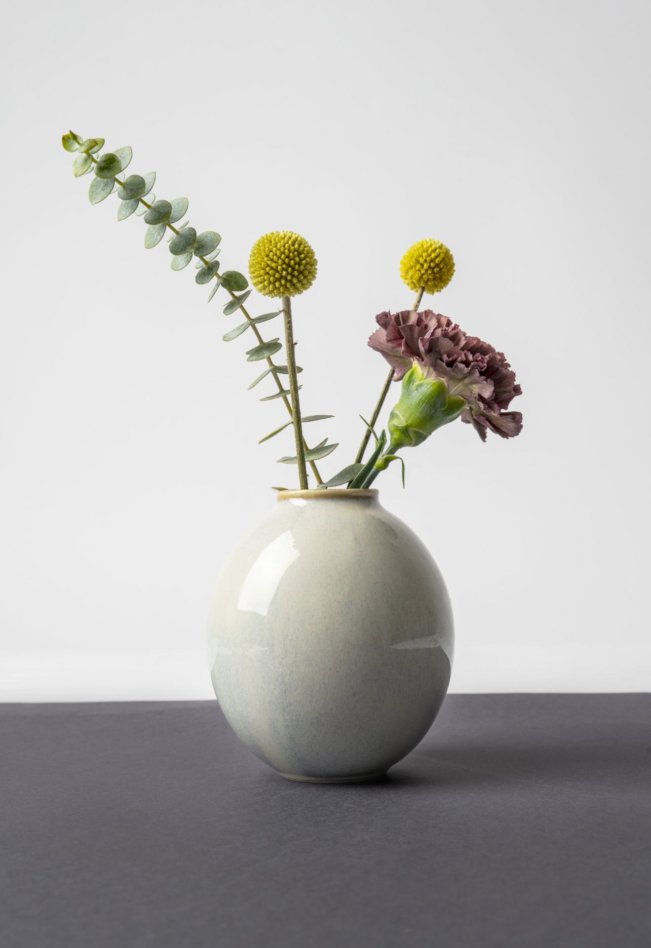 Creative Co-Op Pflanzkübel Aus Steinzeug – Mit Standfuß & Blume, Weiß/senf, 14 Cm